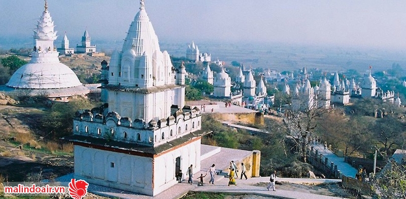 Ngôi đền được bao phủ một màu trắng nổi bật và tạo sự gần gũi cho con người