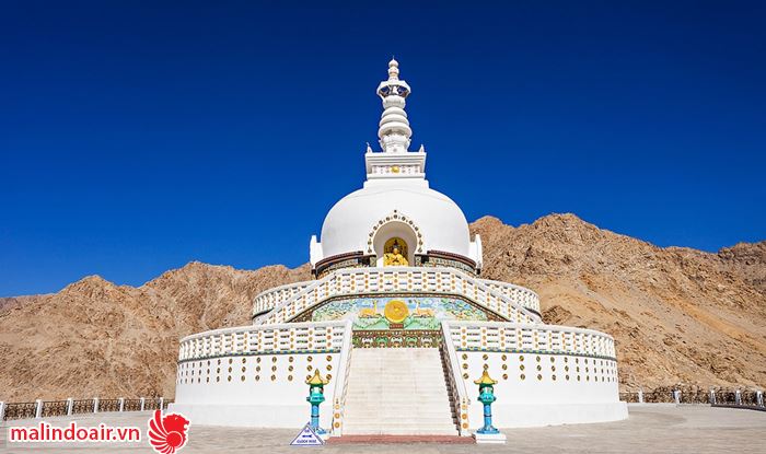 Tòa tháp trắng Shanti Stupa 