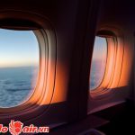 Việc kéo rèm cửa sổ máy bay có liên quan đến sức khỏe của hành khách. Đặc biệt là mắt