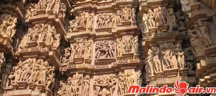 Công trình được khắc từ đá tảng với họa tiết vô cùng tỉ mỉ mang đặc trưng Ấn Độ