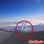 Lỗ nhỏ trên cửa kính để duy trì áp suât cho máy bay