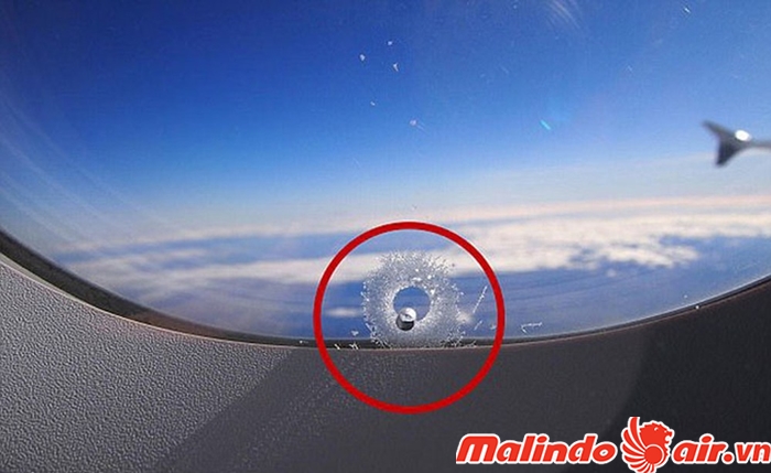 Lỗ nhỏ trên cửa kính để duy trì áp suât cho máy bay