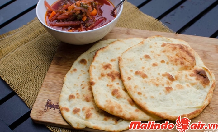 Bánh mì Naan - loại bánh mì đặc trưng của người Ấn Độ