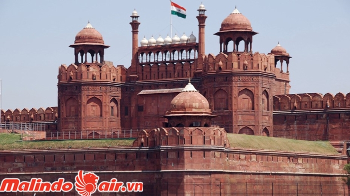 India Gate nơi kỷ niệm hàng ngàn chiến sĩ hi sinh trong các cuộc chiến tranh