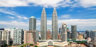 Tháp đôi Petronas - biểu tượng của thủ đô Kuala Lumpur
