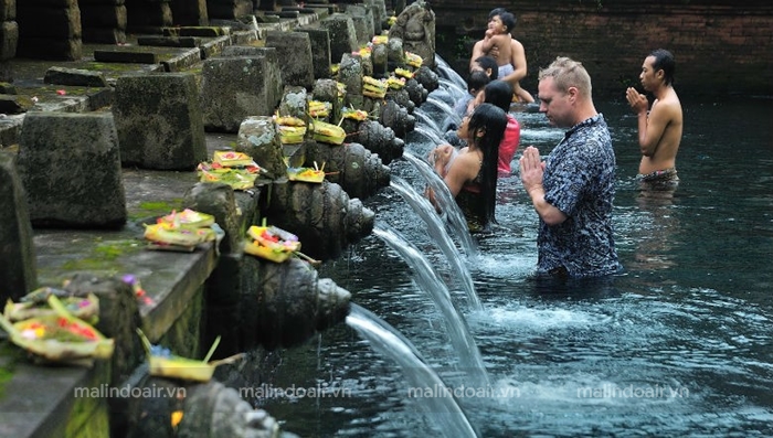 Trải nghiệm tắm nước thiêng tại đền Pura Tirta Empul 
